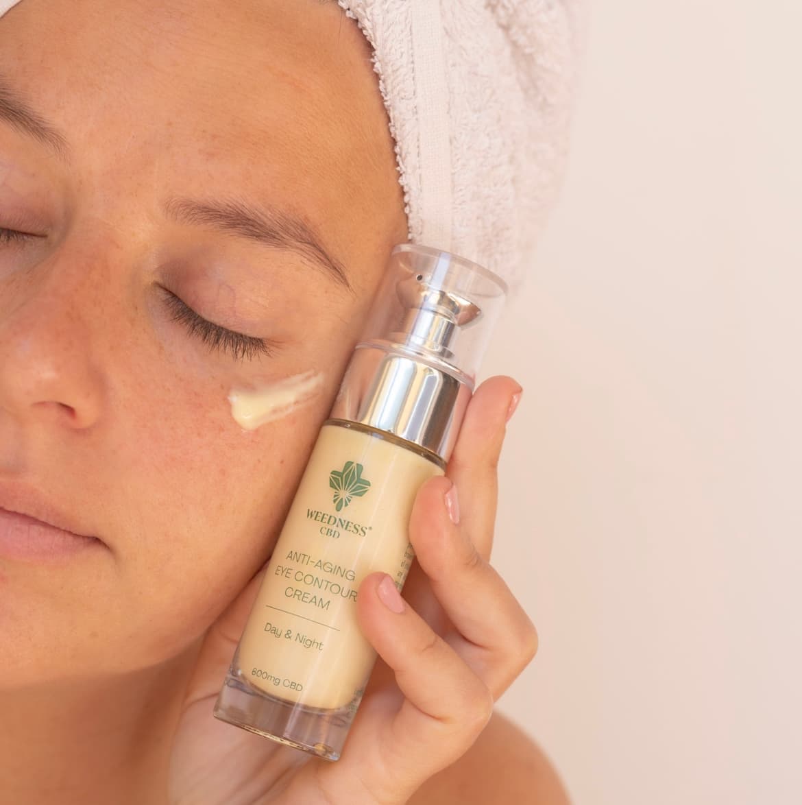 Contur de ochi anti-îmbătrânire cu efect botox 24h